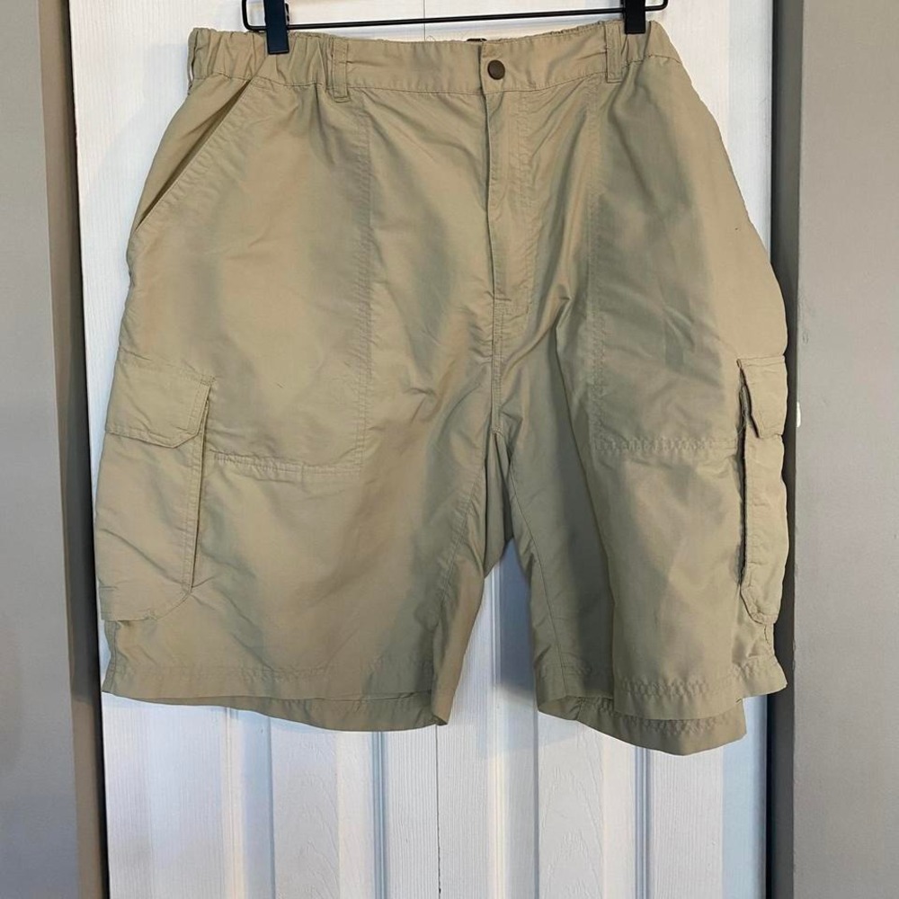 REI Khaki cargo shorts with zipper pockets  and elastic waist men's‎ size XXL
